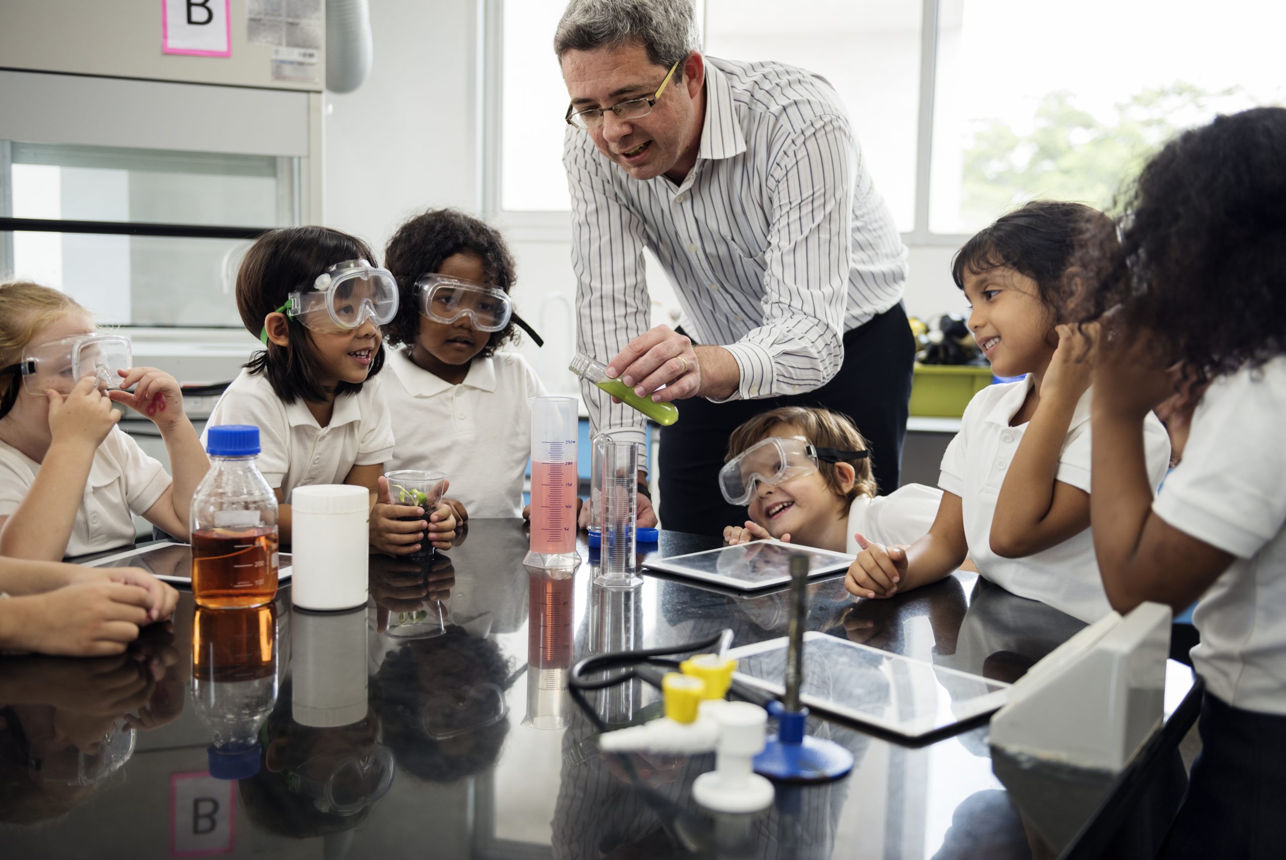 kindergarten-students-learning-in-science-experiment-laboratory-class
